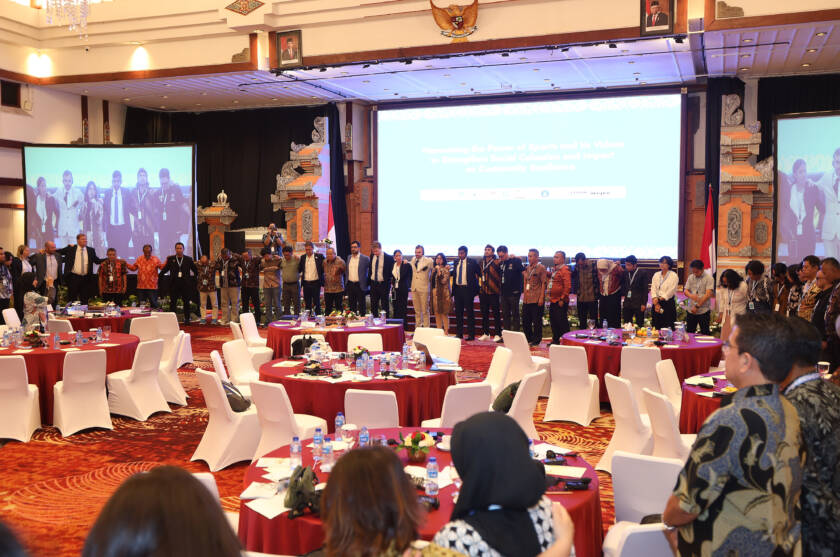 Waketum PSSI, Ratu Tisha Destria, bersama dengan speakers dan peserta seminar olahraga internasional di Bali, berdoa bersama pada hari penutupan, Kamis (3/10/2024). (Dok. GGN Foundation)