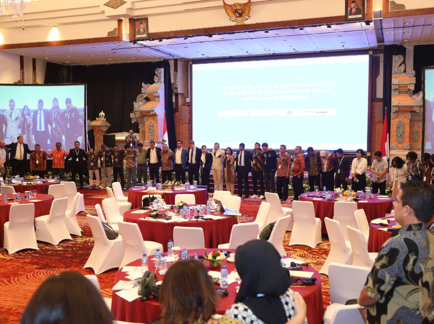Waketum PSSI, Ratu Tisha Destria, bersama dengan speakers dan peserta seminar olahraga internasional di Bali, berdoa bersama pada hari penutupan, Kamis (3/10/2024). (Dok. GGN Foundation)