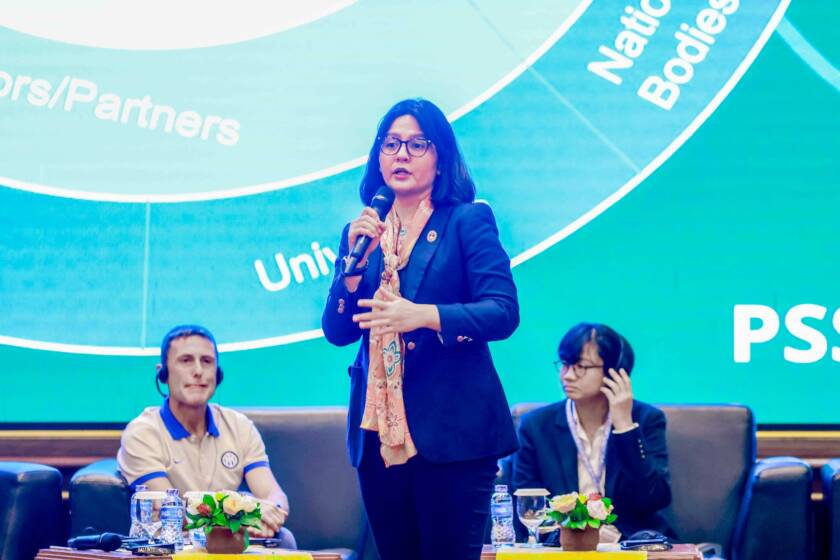 Waketum PSSI, Ratu Tisha Destria, saat memberikan paparannya di seminar olahraga internasional di Bali bersama Silvio Guareschi (duduk kiri) dan Prattana Samransuk (duduk kanan). (Dok. GGN Foundation)